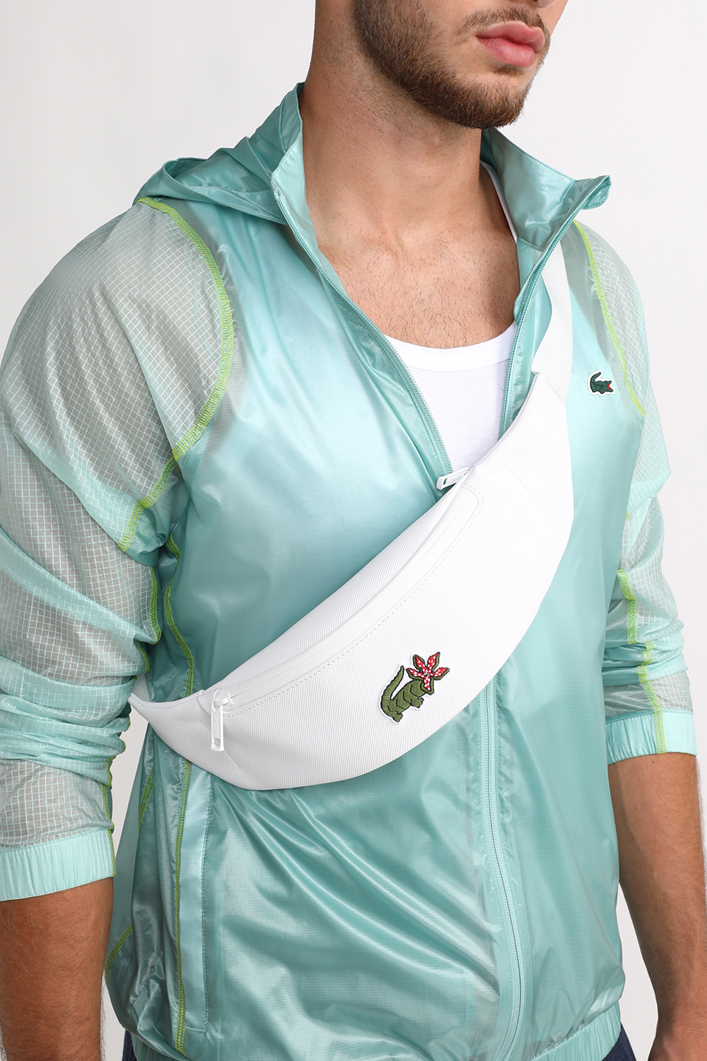 תמונת כל הלוק של לקוסט X נטפליקס תיק פאוץ' עם הדפס